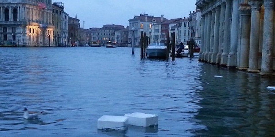 rifiuti canale venezia